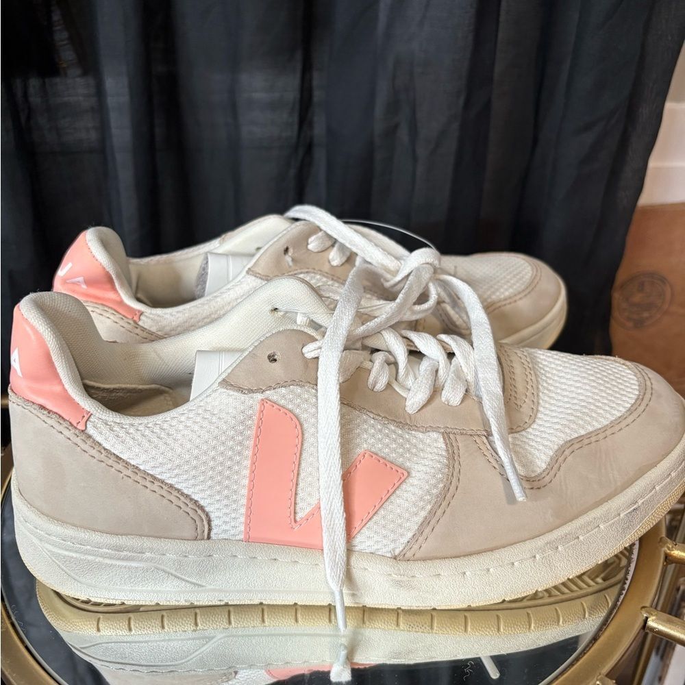 Veja V-10 Alveomesh sneakers in the White Bellini Almond colorway - Picture 6 of 7